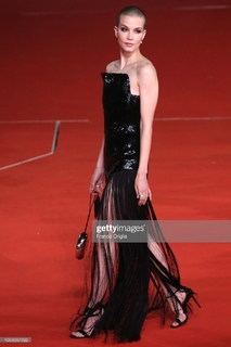 Sylvia Hoeks feet photo thumbnail