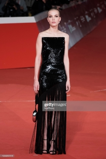 Sylvia Hoeks feet photo thumbnail