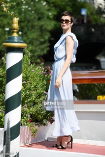 Sylvia Hoeks feet photo thumbnail