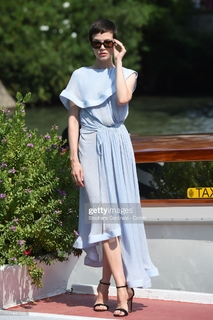 Sylvia Hoeks feet photo thumbnail