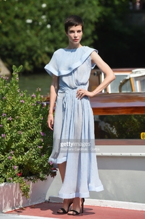 Sylvia Hoeks feet photo thumbnail