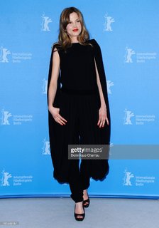 Sylvia Hoeks feet photo thumbnail