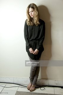Sylvia Hoeks feet photo thumbnail