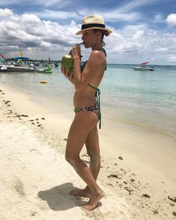 Sylvie Tellier feet photo thumbnail