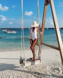 Sylvie Tellier feet photo thumbnail