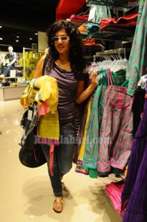 Taapsee Pannu feet photo thumbnail