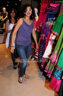 Taapsee Pannu feet photo thumbnail