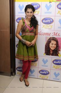 Taapsee Pannu feet photo thumbnail