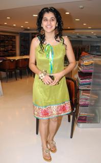 Taapsee Pannu feet photo thumbnail