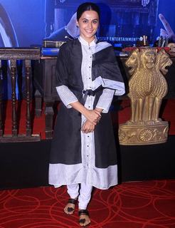 Taapsee Pannu feet photo thumbnail