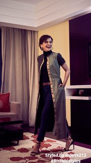 Taapsee Pannu feet photo thumbnail