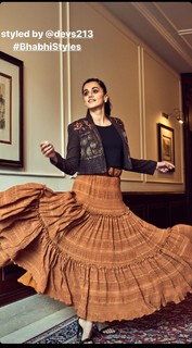 Taapsee Pannu feet photo thumbnail