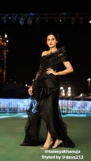 Taapsee Pannu feet photo thumbnail