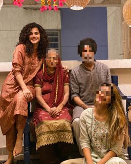 Taapsee Pannu feet photo thumbnail