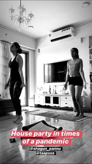 Taapsee Pannu feet photo thumbnail