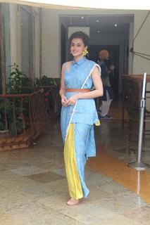 Taapsee Pannu feet photo thumbnail