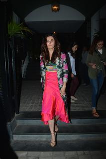 Taapsee Pannu feet photo thumbnail