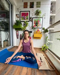 Taapsee Pannu feet photo thumbnail