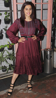 Taapsee Pannu feet photo thumbnail