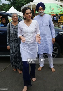 Taapsee Pannu feet photo thumbnail