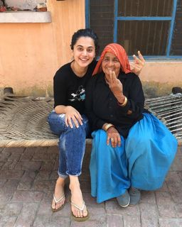 Taapsee Pannu feet photo thumbnail