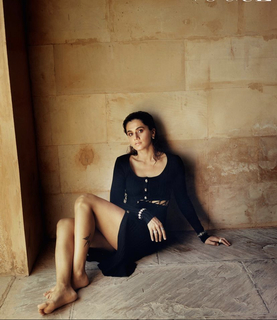Taapsee Pannu feet photo thumbnail
