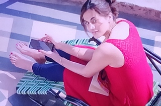 Taapsee Pannu feet photo thumbnail