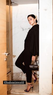 Taapsee Pannu feet photo thumbnail