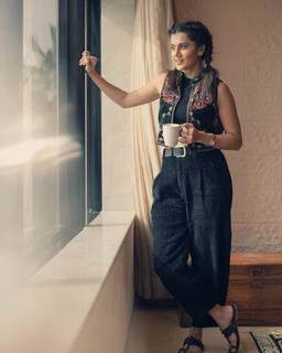 Taapsee Pannu feet photo thumbnail