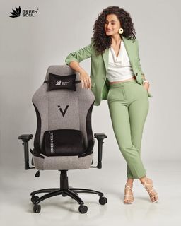 Taapsee Pannu feet photo thumbnail