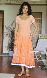 Taapsee Pannu feet photo thumbnail