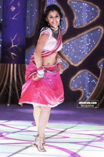 Taapsee Pannu feet photo thumbnail
