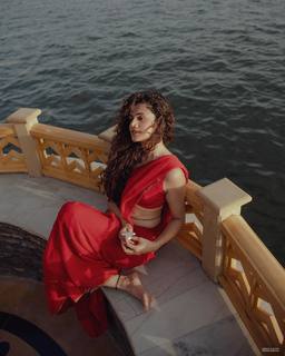 Taapsee Pannu feet photo thumbnail