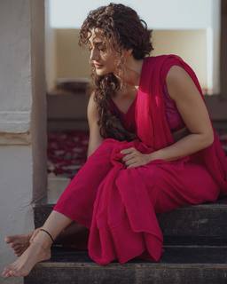 Taapsee Pannu feet photo thumbnail