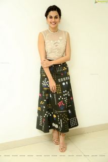 Taapsee Pannu feet photo 15