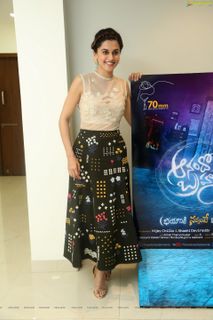 Taapsee Pannu feet photo 14