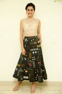 Taapsee Pannu feet photo 13