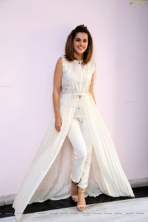 Taapsee Pannu feet photo 8