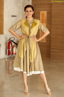 Taapsee Pannu feet photo 6
