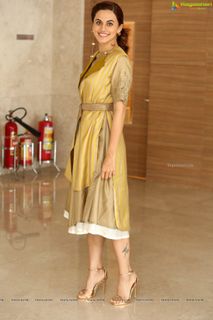 Taapsee Pannu feet photo 5