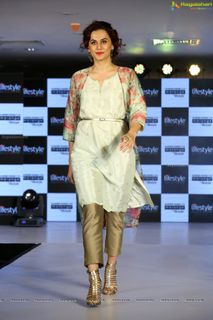 Taapsee Pannu feet photo 1