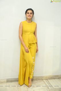 Taapsee Pannu feet photo 14