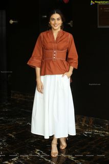 Taapsee Pannu feet photo 14