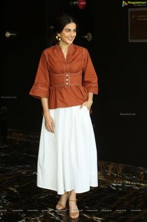 Taapsee Pannu feet photo 13