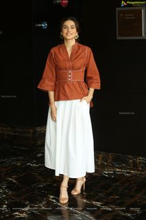 Taapsee Pannu feet photo 12