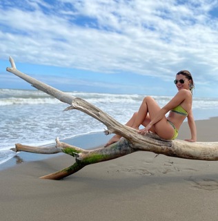 Tabata Jalil feet photo thumbnail