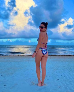 Tabata Jalil feet photo thumbnail