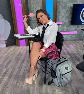 Tabata Jalil feet photo thumbnail