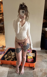 Tabby Sharp feet photo 4