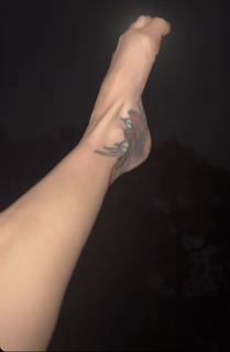 Tabby Sharp feet photo 2